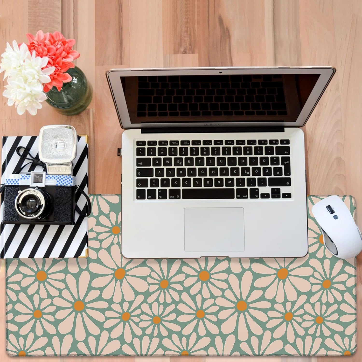Retro Daisy Flowers Gaming Mouse Pad 3mm Thick Stitched Edge Waterproof Non-Slip Large Computer Keyboard Mouse Mat,Suitable for Office Entertainment Decorative Desk Pad 35.4 x 15.7 Inches
