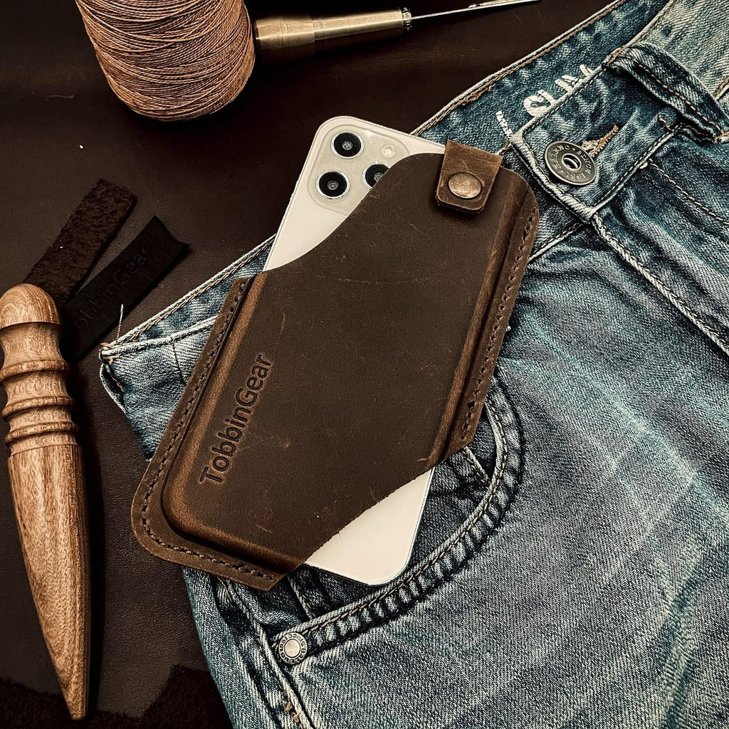TobbinGear Leather Cell Phone Holster with Belt Clip, Leather Belt Pouch, Universal Phone Case on Belt for Men, Phone Holder for Smartphone, Right Handed, Dark Brown, Medium