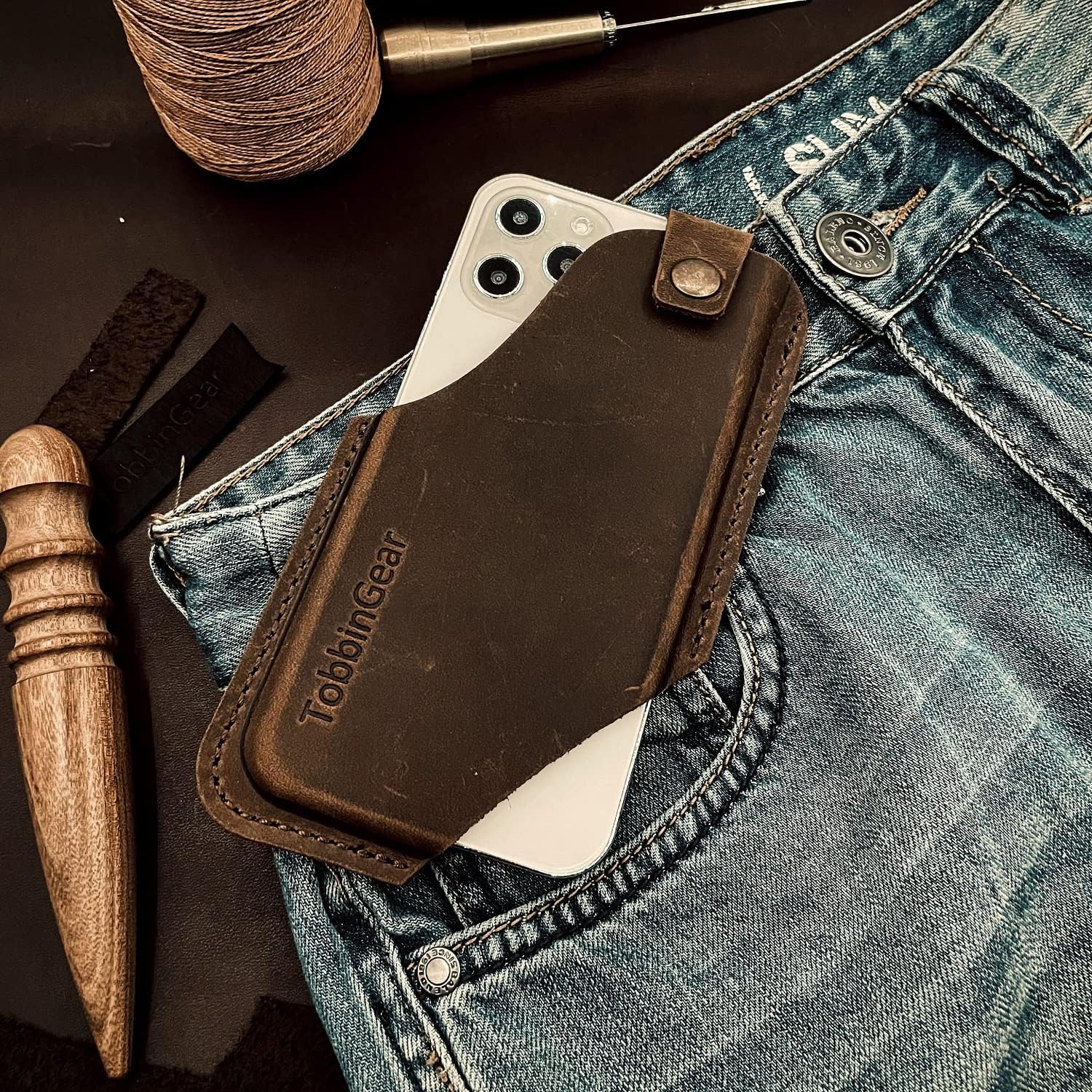 TobbinGear Leather Cell Phone Holster with Belt Clip, Leather Belt Pouch, Universal Phone Case on Belt for Men, Phone Holder for Smartphone, Right Handed, Dark Brown, Medium